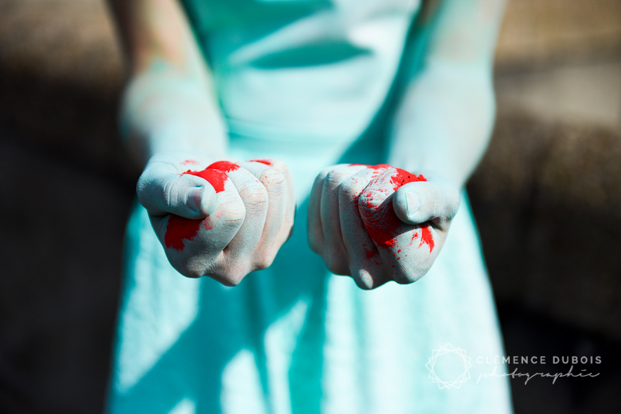 un shooting inspiration mariage avec des poudres de couleur par la créatrice de robes de mariée LaureBGady