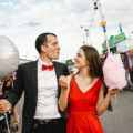 couple dans une fête foraine avec une barbapapa