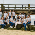 photo de groupe de filles sur des rochers au bord de la mer