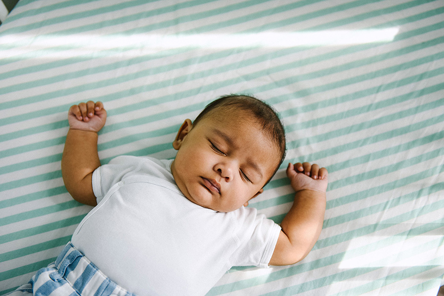 un bébé dort dans son lit