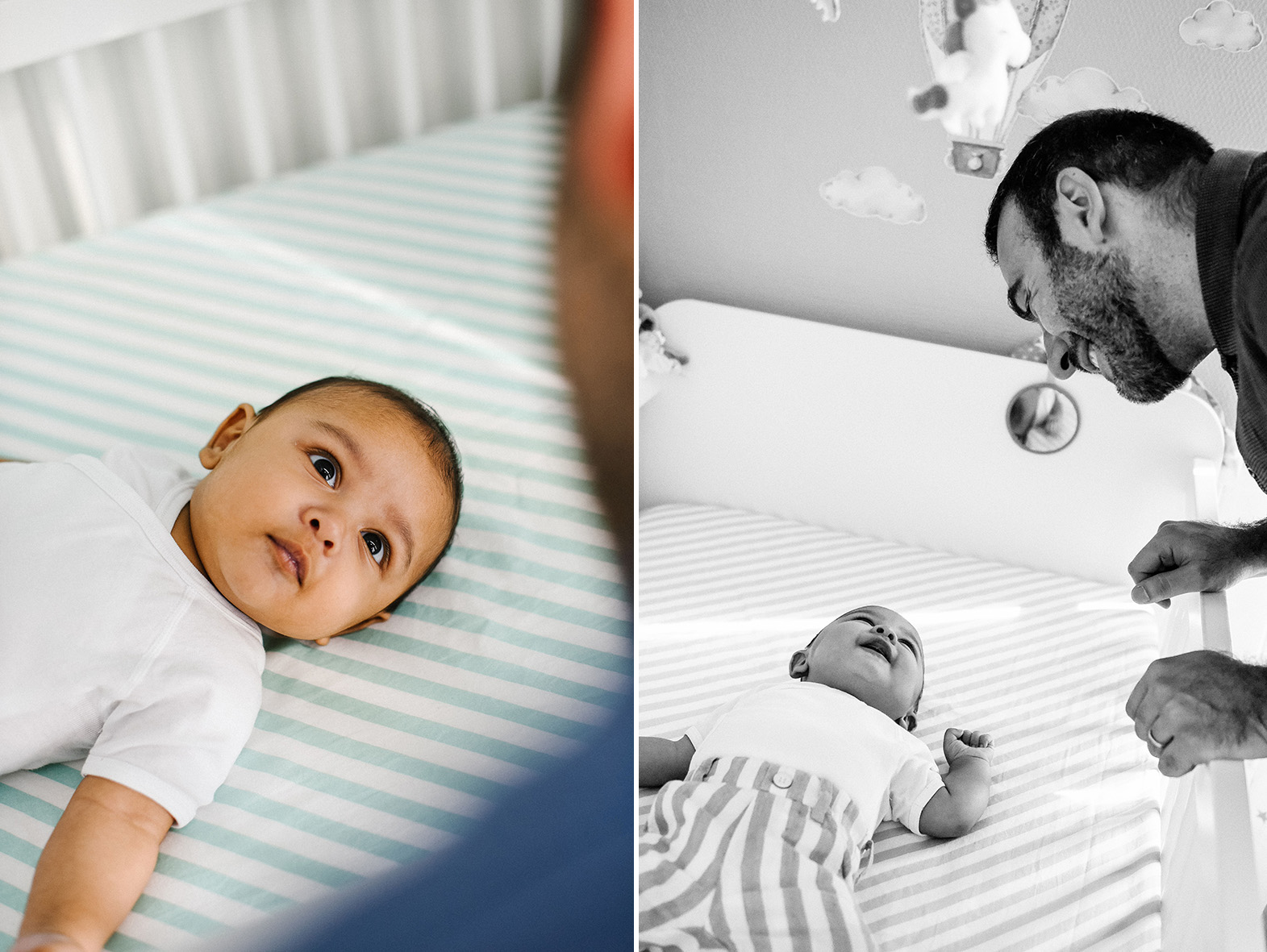 un bébé est allongé dans son lit et regarde son papa