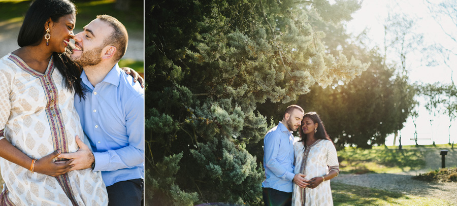 un couple pose au soleil dans un parc